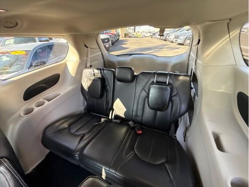 Used 2023 Chrysler Pacifica Touring-L FWD image 9