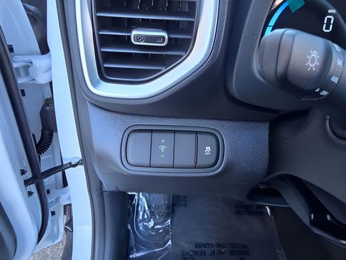 Used 2025 Hyundai Venue SEL image 17