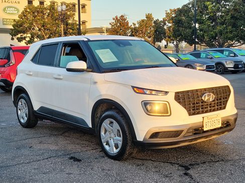 Certified 2020 Hyundai Venue SE image 5