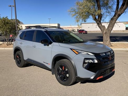 Used 2025 Nissan Rogue SV image 3