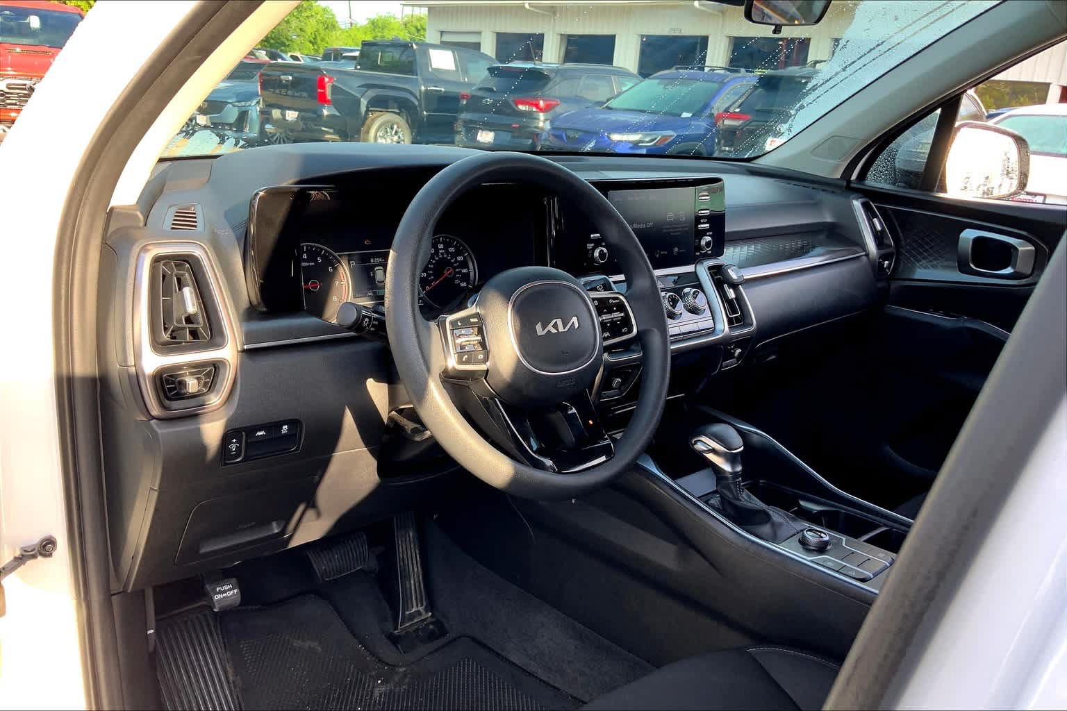 Used 2023 Kia Sorento LX AWD/4WD image 17