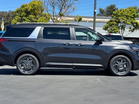 New 2026 Kia Carnival EX FWD image 3