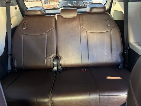 Used 2022 Toyota Sienna Platinum image 11