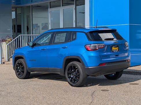 Used 2025 Jeep Compass Latitude w/ Convenience Group AWD/4WD image 4