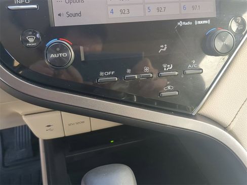 Used 2018 Toyota Camry XLE image 21