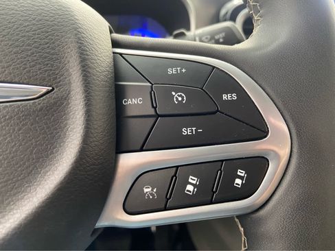 Used 2024 Chrysler Pacifica Touring-L FWD image 24