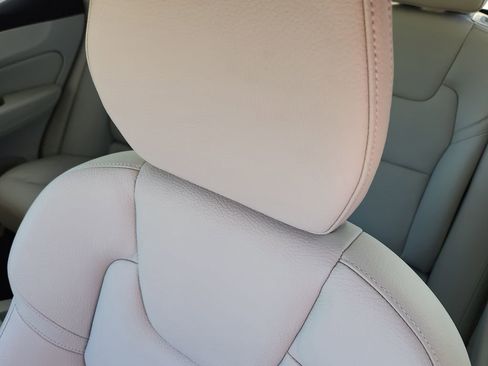 Used 2022 Volvo XC60 B5 Momentum image 5