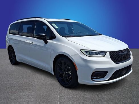 Used 2025 Chrysler Pacifica Limited FWD image 3