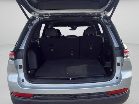 Used 2025 Jeep Grand Cherokee Altitude image 23