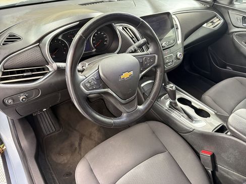 Used 2017 Chevrolet Malibu LT FWD image 4