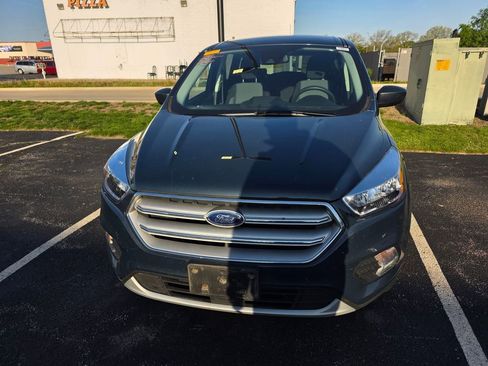 Used 2019 Ford Escape SE image 1