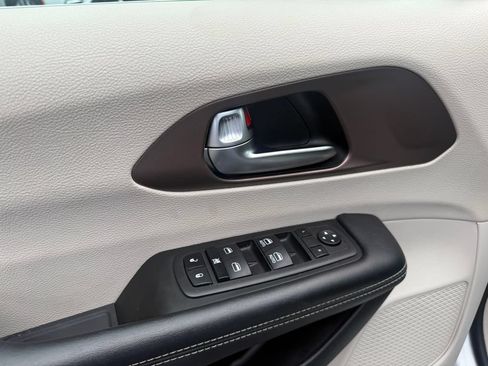 Used 2023 Chrysler Voyager LX FWD image 16
