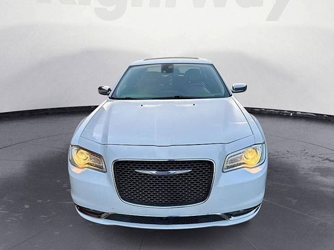 Used 2019 Chrysler 300 Limited w/ Safetytec Plus Group image 8