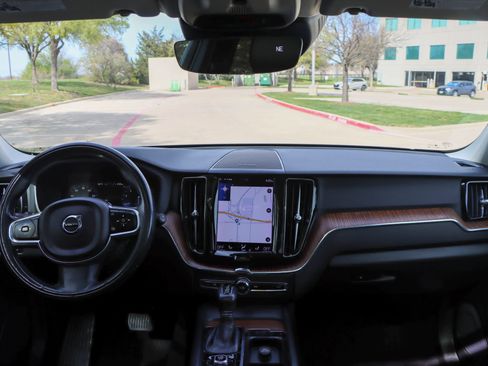 Used 2021 Volvo XC60 T6 Momentum w/ Premium Package AWD/4WD image 26