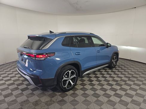 Used 2025 Volkswagen Tiguan SE w/ Panoramic Sunroof Package FWD image 2