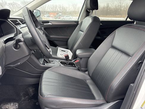 Used 2024 Volkswagen Tiguan SE image 10