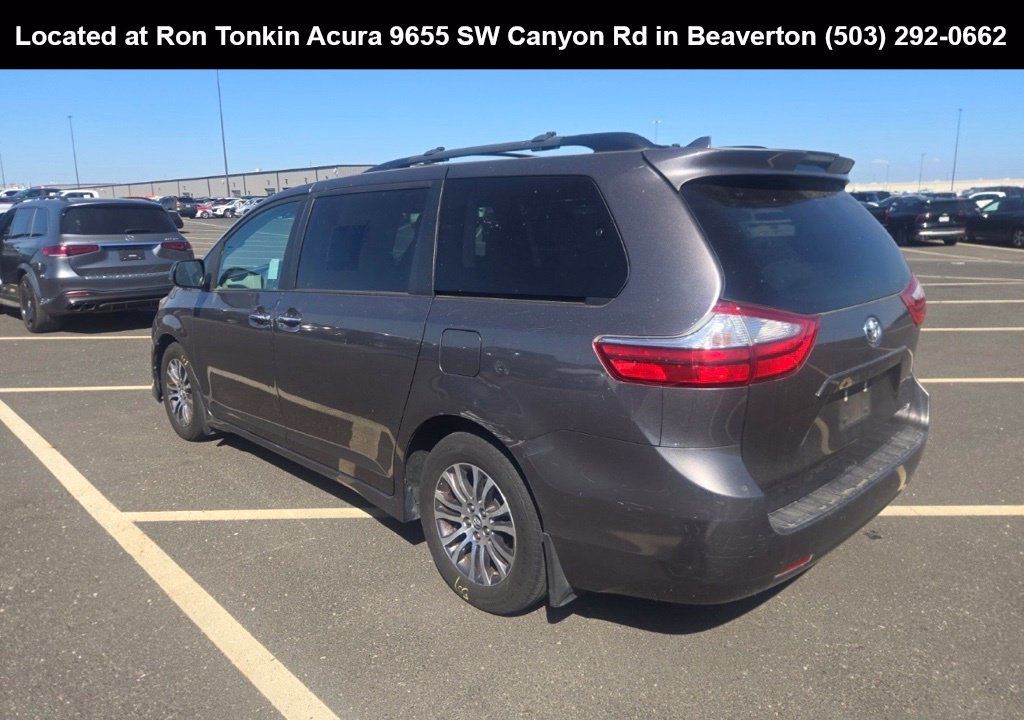 Used 2019 Toyota Sienna XLE w/ XLE Navigation Package FWD image 5