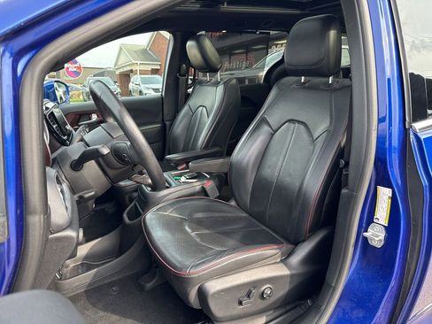 Used 2019 Chrysler Pacifica Limited w/ Advanced Safetytec Group image 2