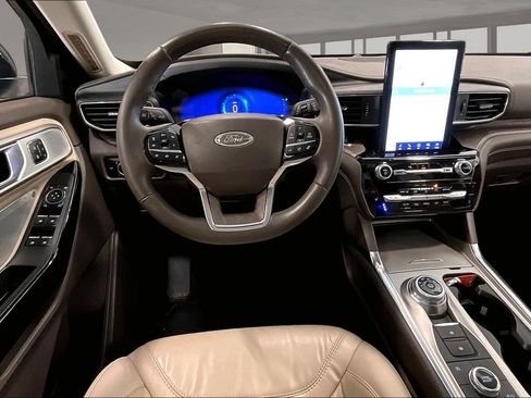 Used 2023 Ford Explorer Platinum w/ Technology Package AWD/4WD image 9