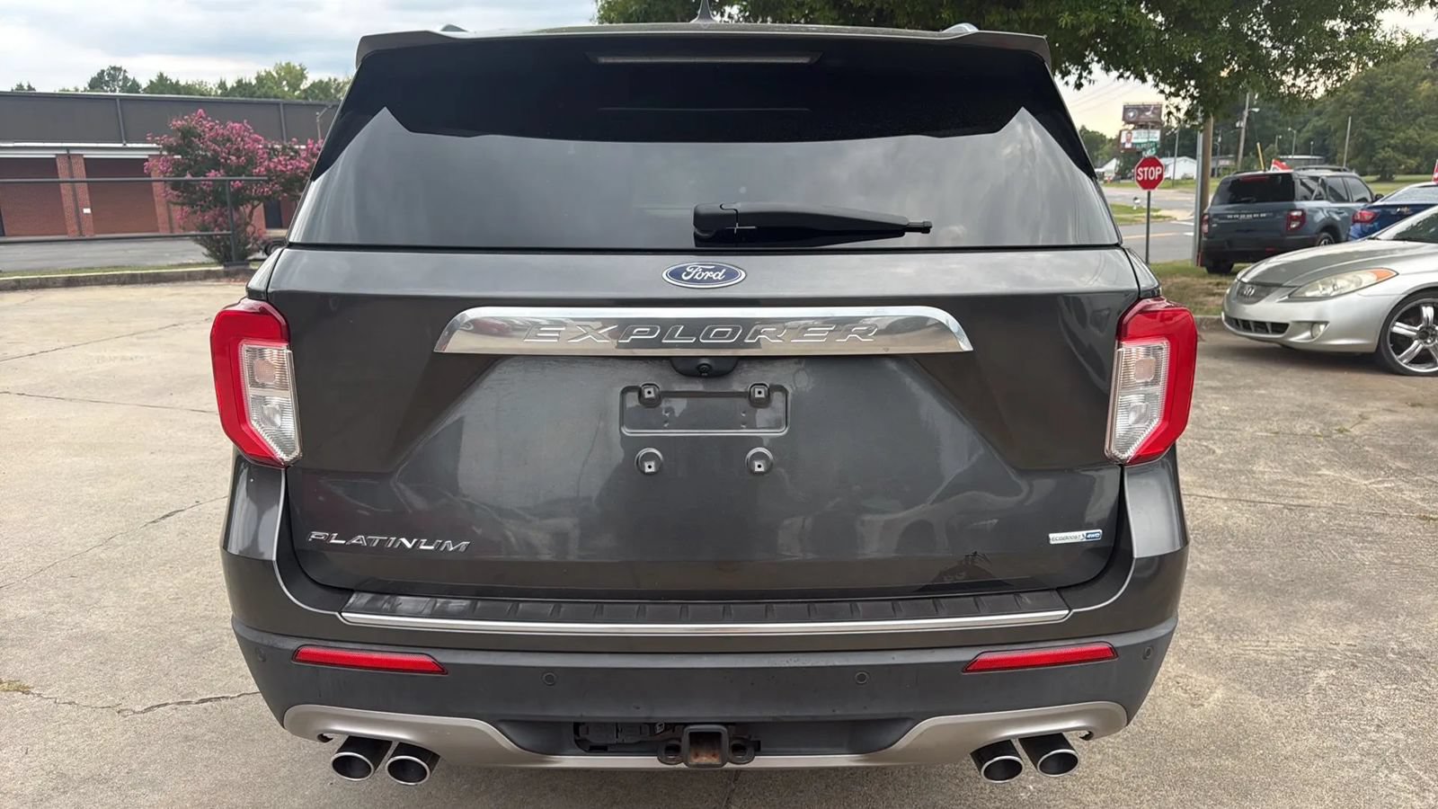 Used 2020 Ford Explorer Platinum w/ Premium Technology Package AWD/4WD image 4