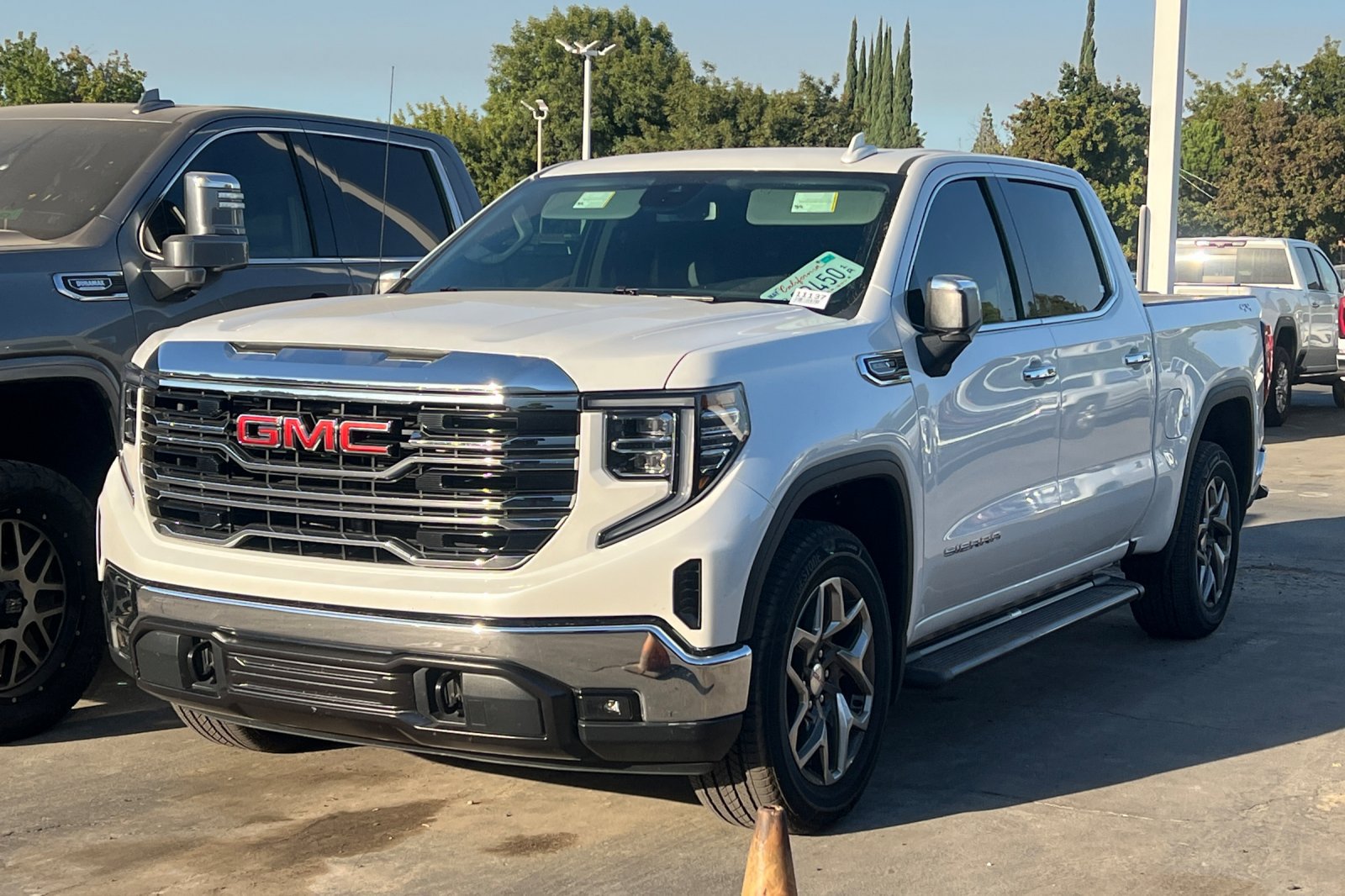 Used 2022 GMC Sierra 1500 SLT w/ SLT Convenience Package AWD/4WD image 2