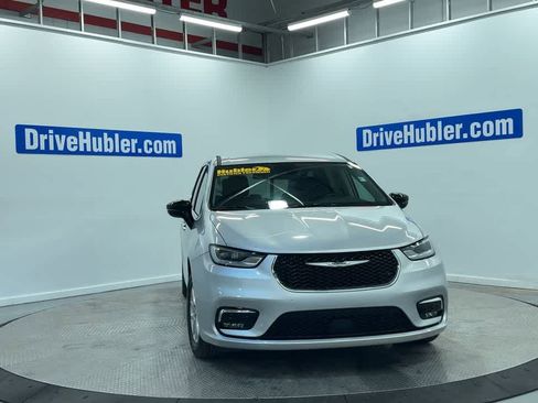 Used 2024 Chrysler Pacifica Touring-L image 6