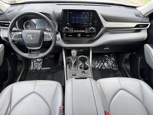 Used 2022 Toyota Highlander XLE AWD/4WD image 21