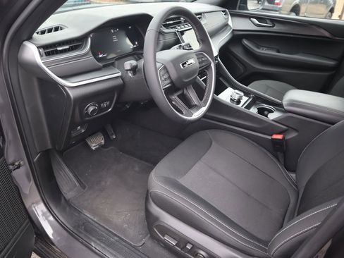 Used 2025 Jeep Grand Cherokee L Laredo image 14