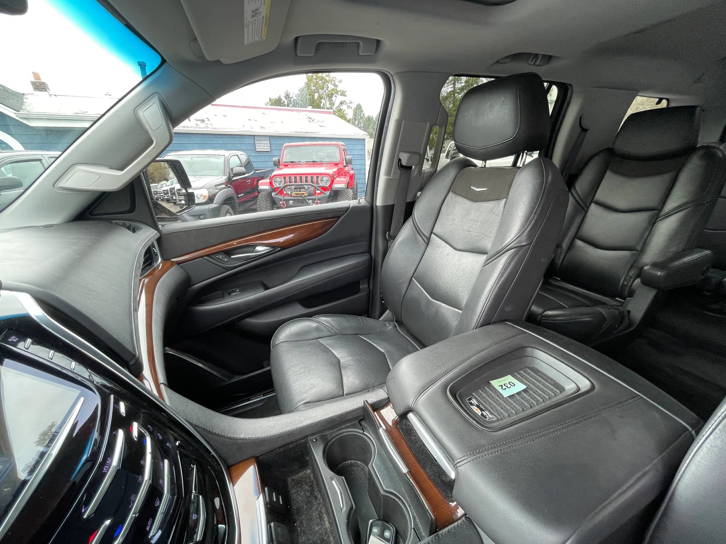 Used 2018 Cadillac Escalade Luxury AWD/4WD image 15