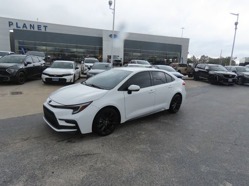Used 2023 Toyota Corolla SE FWD image 2