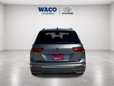 Used 2022 Volkswagen Tiguan SE w/ Panoramic Sunroof Package FWD image 9