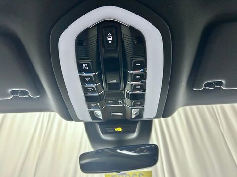 New 2026 Porsche Macan image 24