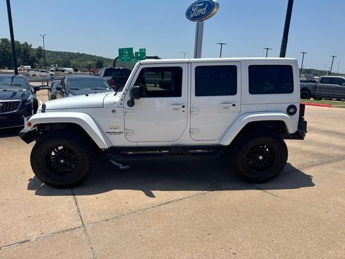 Used 2015 Jeep Wrangler Unlimited Sahara w/ Connectivity Group AWD/4WD image 4