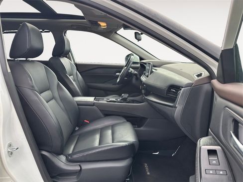 Used 2022 Nissan Rogue SV w/ SV Premium Package image 15