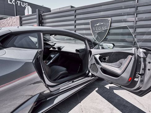 Used 2021 Lamborghini Huracan EVO RWD image 32