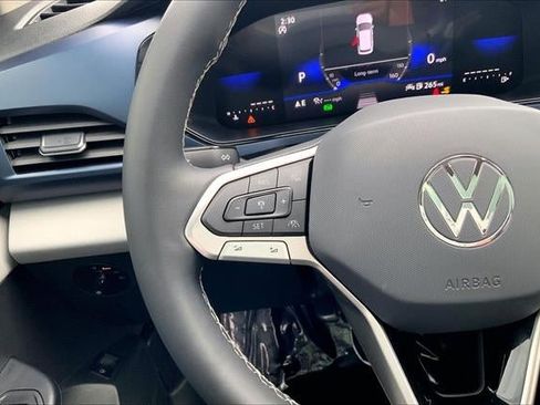 Used 2023 Volkswagen Taos SE w/ Panoramic Sunroof Package image 18