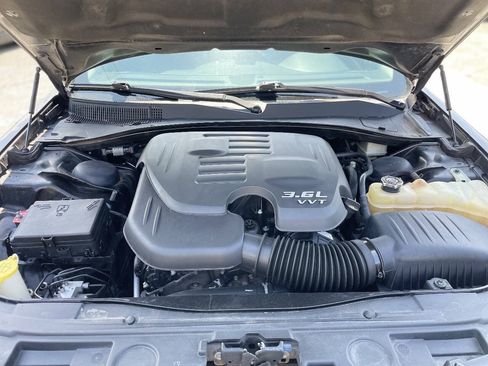 Used 2017 Chrysler 300 Limited RWD image 9