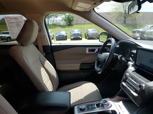 Used 2020 Ford Explorer XLT AWD/4WD image 33