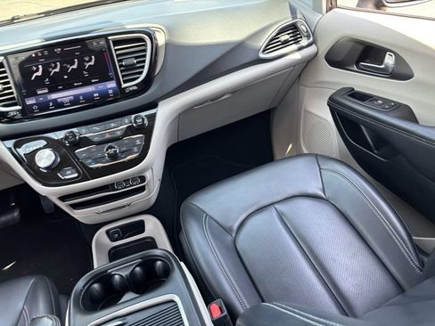 Used 2023 Chrysler Pacifica Touring-L FWD image 16