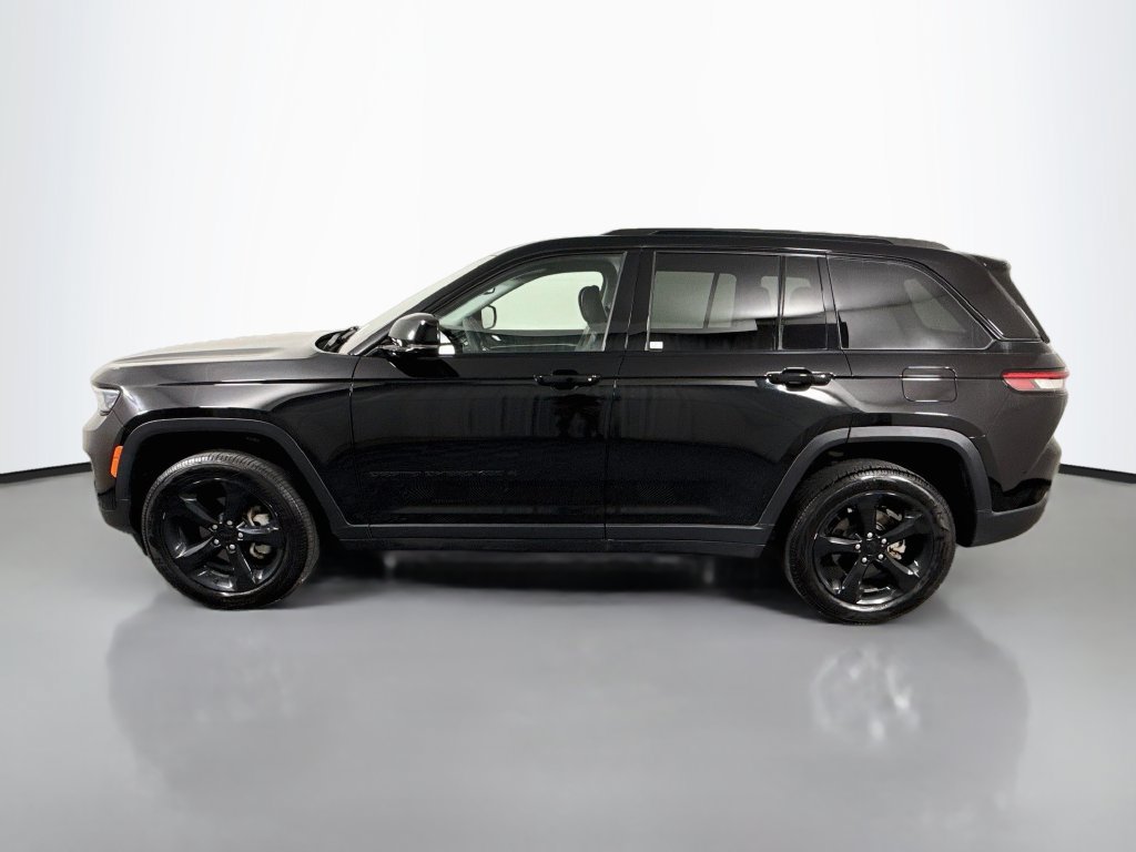 Used 2023 Jeep Grand Cherokee Limited w/ Black Appearance Package AWD/4WD image 4