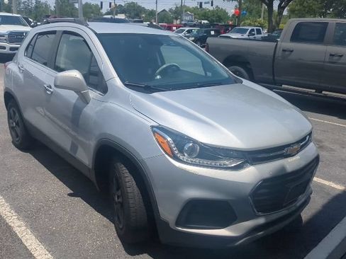 Used 2019 Chevrolet Trax LT w/ LT Convenience Package FWD image 3