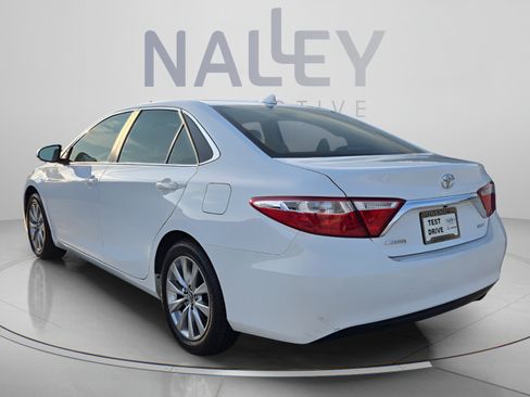 Used 2017 Toyota Camry XLE w/ Moonroof Package FWD image 3
