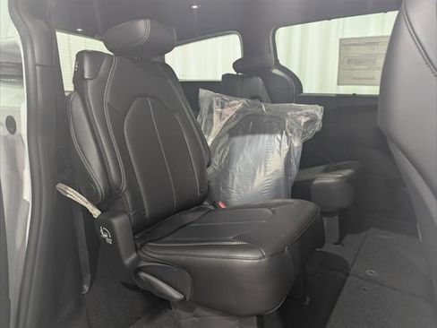 New 2026 Chrysler Pacifica Select image 43
