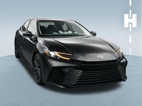 Used 2025 Toyota Camry XLE w/ Premium Plus Package FWD image 2