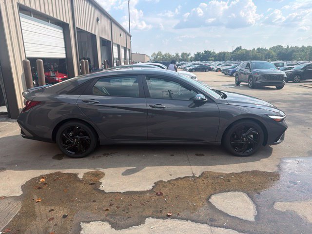 New 2026 Hyundai Elantra SEL Sport FWD image 2
