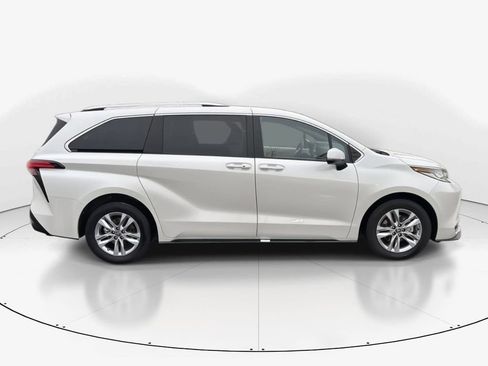 Used 2025 Toyota Sienna Limited image 4