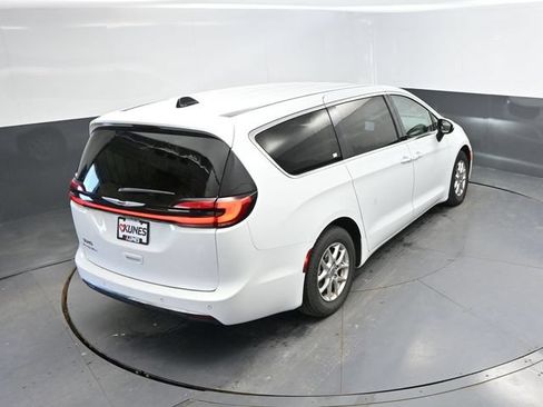 Used 2023 Chrysler Pacifica Touring-L FWD image 31