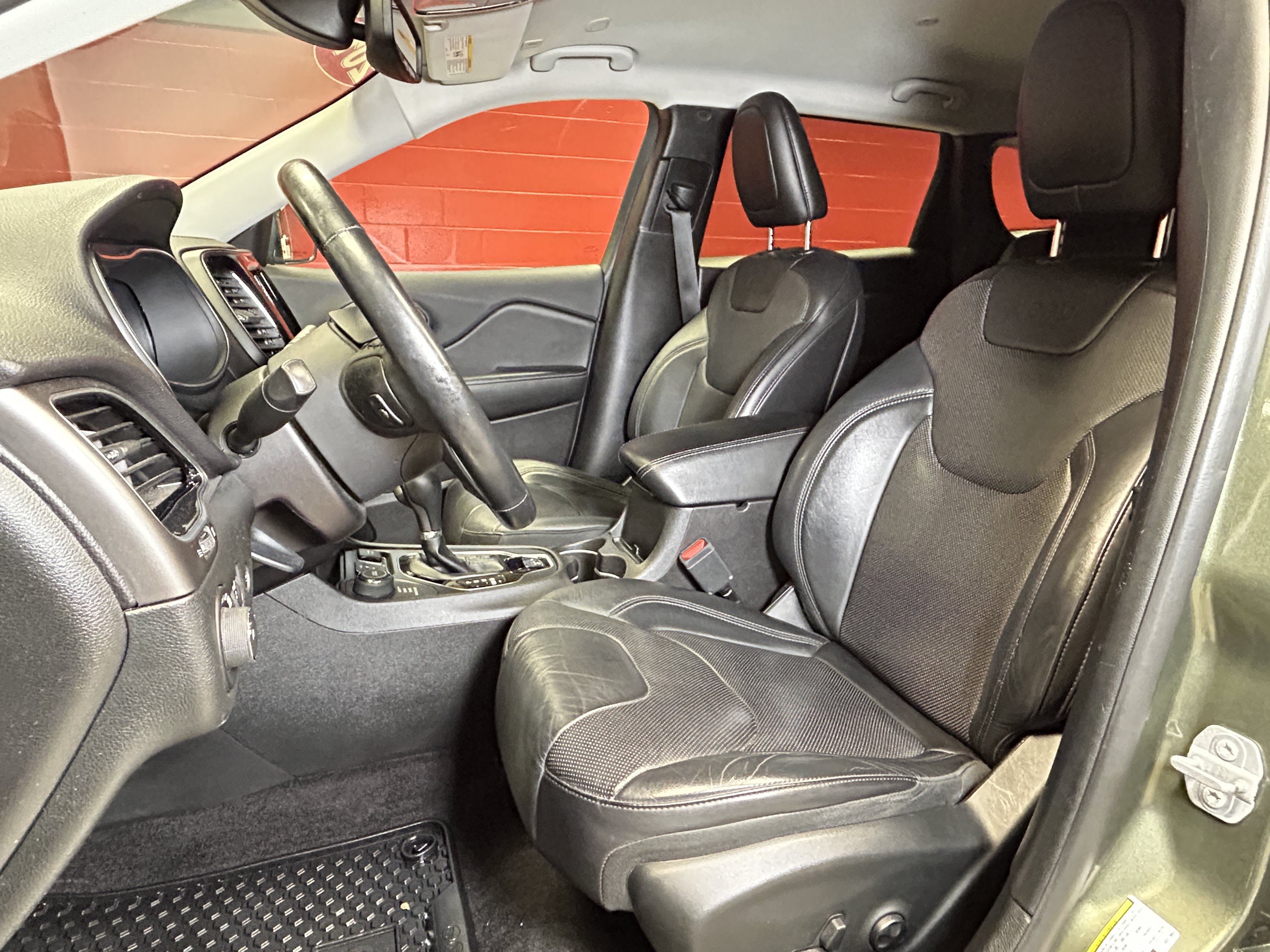Used 2019 Jeep Cherokee Limited w/ Luxury Group AWD/4WD image 18