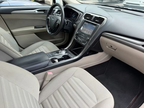 Used 2019 Ford Fusion SE FWD image 21
