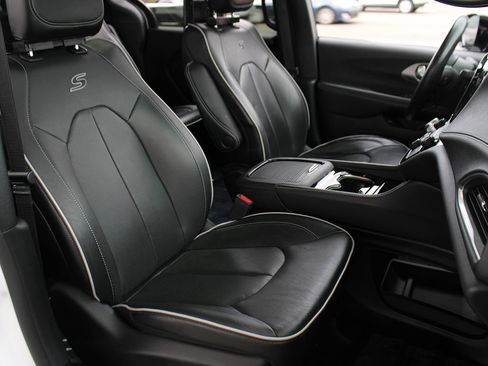Used 2023 Chrysler Pacifica Limited w/ S Appearance Package FWD image 20